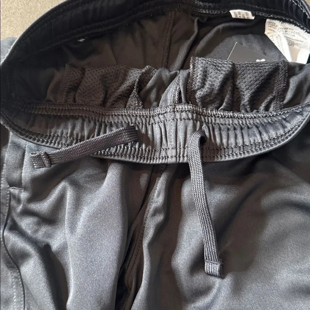 Under Armour Boys Sport Shorts Loose Fit Pockets Drawstring Waist Size M NWT